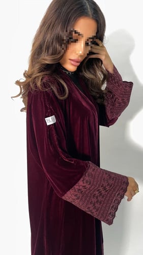 عبايه شتويه من قماش المخمل العنابي مع قماش الركامه...