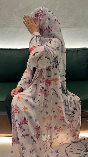 عبايه من قماش الشيفون المشجر مع بطانه مع طرحه من ن...