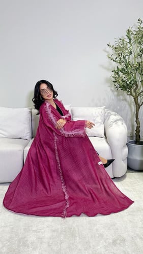 عبايه فوشيه مع وردي فاتح القصه عاديه بقماش لنن
