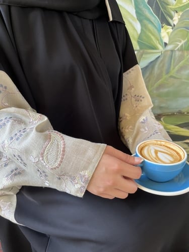 عبايه سوداء قماش كريب فاخر نص بشت الاكمام قماش بيج...