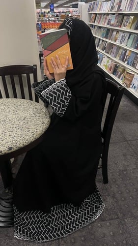 عباية سما باللون الأسود قماش كتان نص كلوش مع طرحة