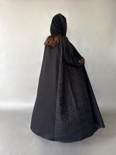 عبايه من قماش الكريب من الجوانب دانتيل فرنسي وأطرا...