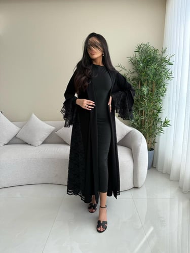 عبايه سوداء كلوش مع دانتيل بالاكمام وجانبي العبايه...