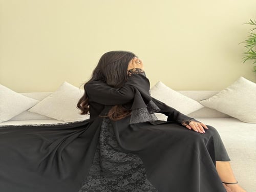 عبايه سوداء كلوش مع دانتيل بالاكمام وجانبي العبايه...
