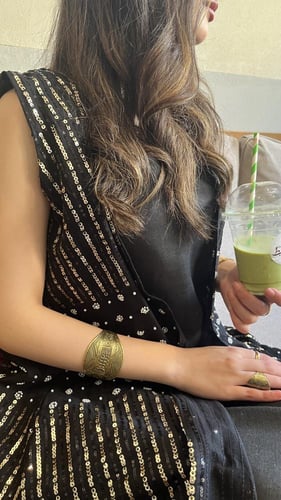 جلابيه من قماش اللن باللون الاسود مع شك ذهبي ولؤلؤ...