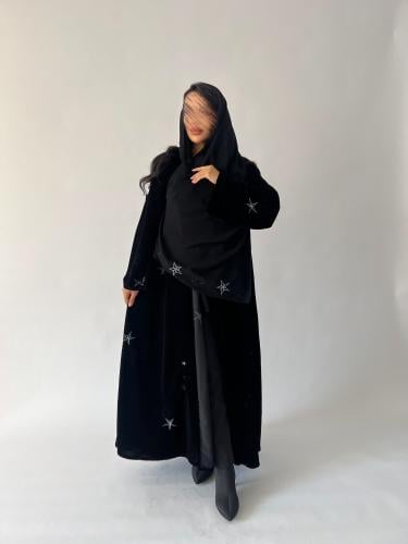 عبايه مخمل سوداء بتطريز راقي بقصه نص كلوش مع طرحه...