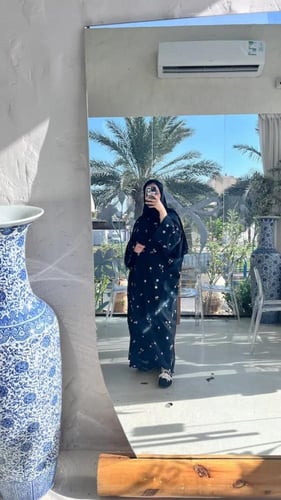 عبايه سوداء مطرزه ورد ناعم سماوي بقصه نص بشت مع طر...