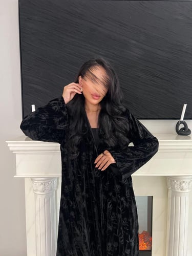 عبايه شتويه مخمل أسود بقصه نص كلوش مع طرحه