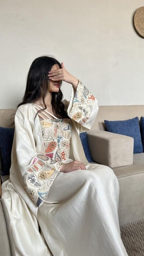 جلابيه مكونه من قطعتين اللون لؤلؤي مع قماش مطرز في...