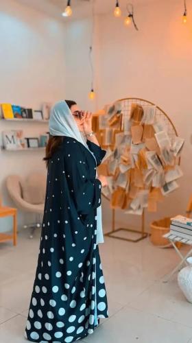 عبايه من قماش الحرير بقصه نص بشت مع طرحه بيضاء