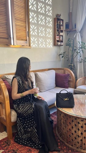 جلابيه من قماش اللن باللون الاسود مع شك ذهبي ولؤلؤ...