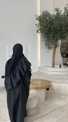 عبايه باللون الأسود قماش لنن نص بشت مع طرحه بطرف ك...