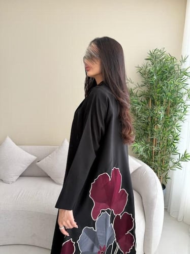 عبايه سوداء من قماش الكريب مع قماش مطرز من الخلف م...