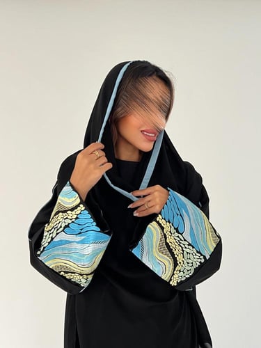 عبايه سوداء من قماش الكريب ( لمار ) بقصه كلوش تطري...