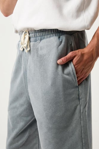 شورت قطني ازرق فاتح تحت الركبة بأطراف مقطعه