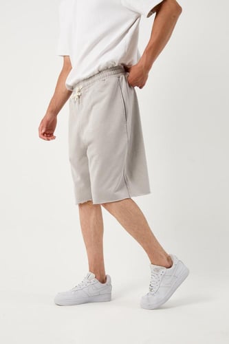 شورت قطني بيج تحت الركبة بأطراف مقطعه