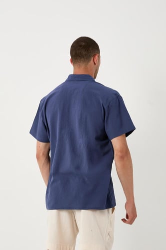 قميص كحلي كتان صيفي، ياقة قلاب، بأزرار أمامية