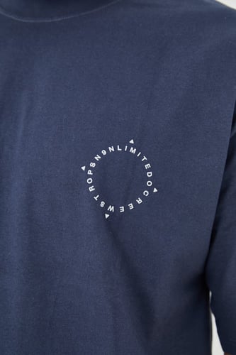 تيشيرت أزرق قصة واسعة بطبعة من وراء