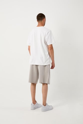 شورت قطني بيج تحت الركبة بأطراف مقطعه