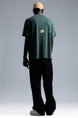 تيشيرت أخضر بأكمام قصيرة وطبعات متفرقه من الخلف