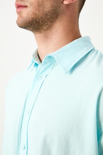 قميص كتان سماوي طويل الأكمام خفيف ومريح