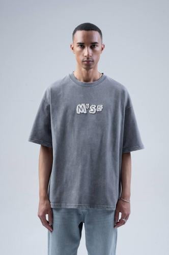تيشيرت رصاصي مغسول بكتابة ملهم "MUSE" اوفرسايز