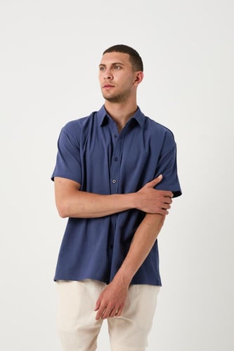 قميص كحلي كتان صيفي، ياقة قلاب، بأزرار أمامية