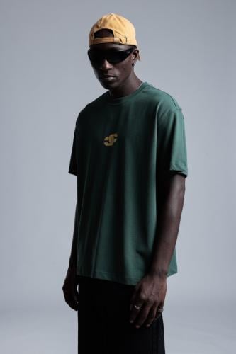 تيشيرت أخضر بأكمام قصيرة وطبعات متفرقه من الخلف