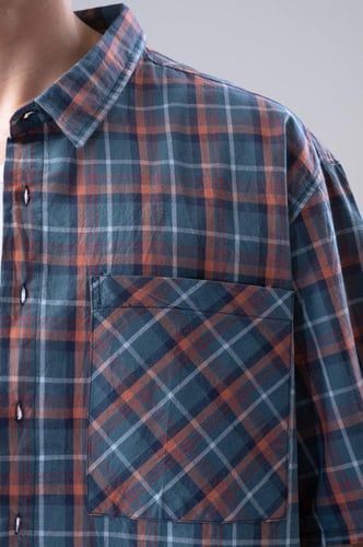 قميص كحلي غامق بكسي "قصير" بستايل فريد