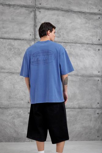 تيشيرت أزرق بلمسات هادئه وقصه واسعة بكتابة "BRAND...