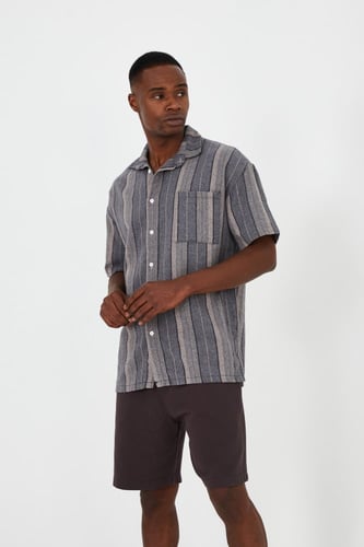 طقم قميص كتان مقلم رصاصي مع شورت كتان فيراني