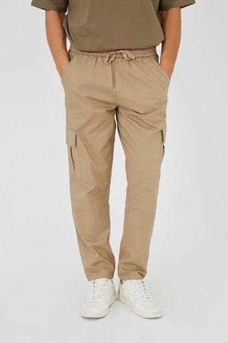 بنطال كارجو بيج مزين بجيوب من الجنب