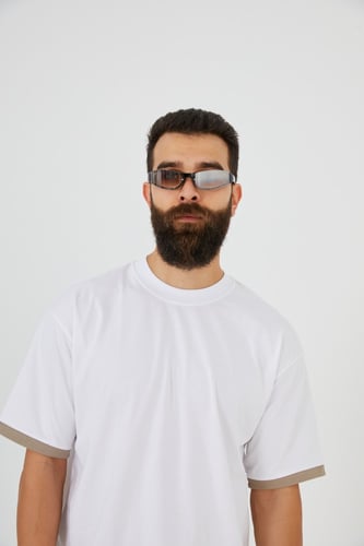 تيشيرت أبيض بقصة واسعة مزين بحواف سوداء