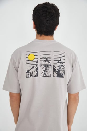 تيشيرت اوفر سايز رصاصي بطباعه جرافيتي من الخلف