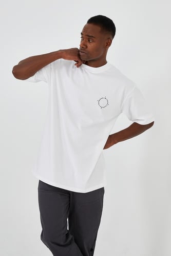 تيشيرت أبيض قصة واسعة بطبعة من وراء