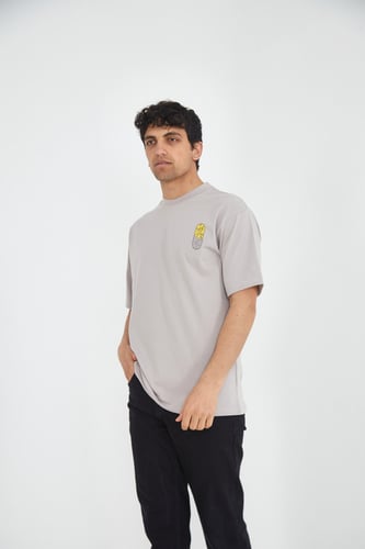 تيشيرت اوفر سايز رصاصي بطباعه جرافيتي من الخلف