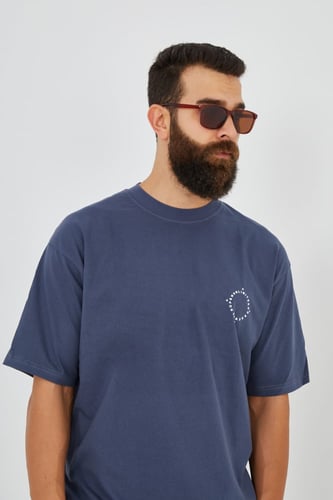 تيشيرت أزرق قصة واسعة بطبعة من وراء