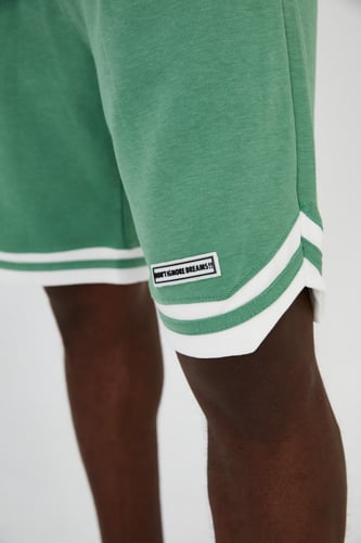 طقم شورت أخضر بحواف بيضاء مزين بكتابة Don't ignore...