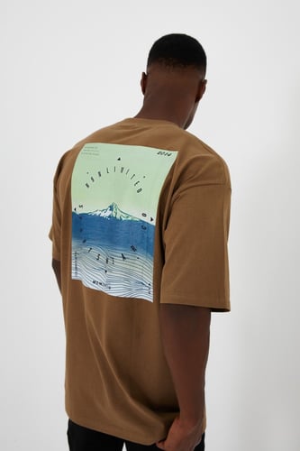 تيشيرت بني قصة واسعة بطبعة من وراء
