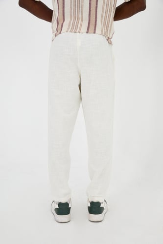 طقم قميص عنابي مع بنطال كتان أبيض مزود بخصر مطاطي...