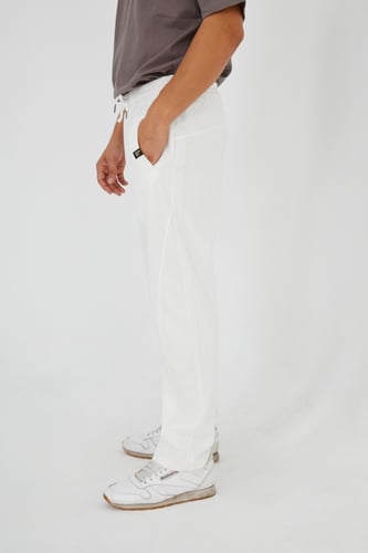 بنطال أبيض واسع بقصة مستقيمة