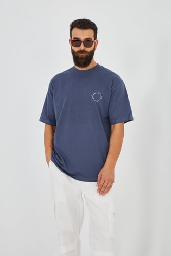 تيشيرت أزرق قصة واسعة بطبعة من وراء