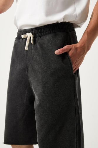 شورت قطني أسود تحت الركبة بأطراف مقطعه