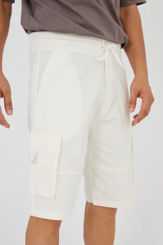 شورت كارجو أبيض بخصر مزود بحبال