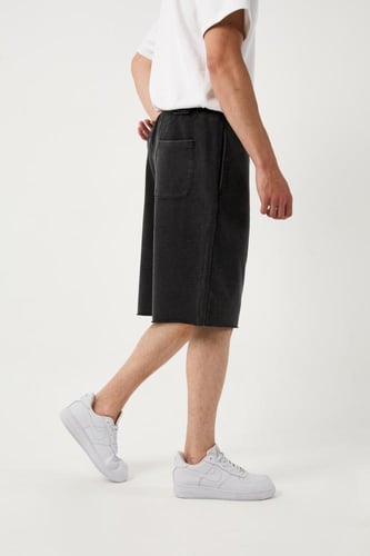 شورت قطني أسود تحت الركبة بأطراف مقطعه