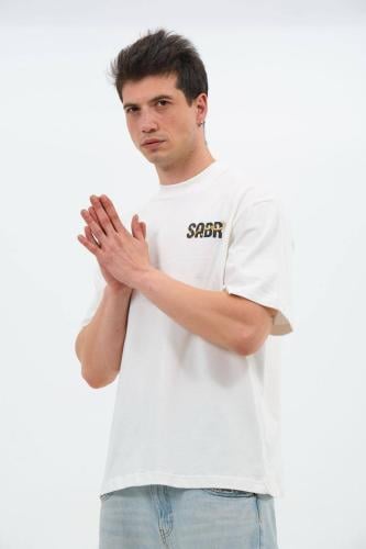 تيشيرت أبيض صيفي.. بنقشه سعوديه على كلمة صَبَر