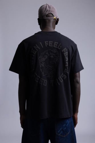 تيشيرت أسود بأكمام قصيره قطني ناعم , بتطريز على شك...