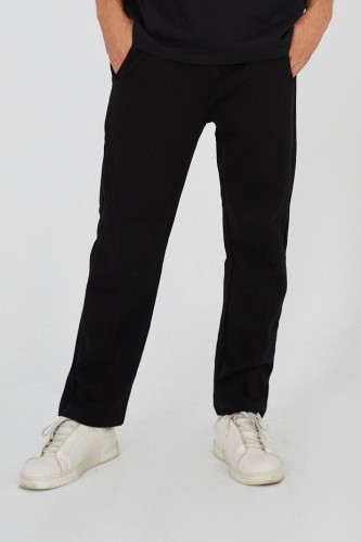 بنطال أسود واسع بقصة مستقيمة