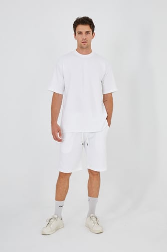 طقم شورت أبيض بخصر مطاطي تيشيرت مزين من الخلف بكتا...