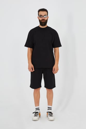 طقم شورت أسود بخصر مطاطي تيشيرت مزين من الخلف بكتا...